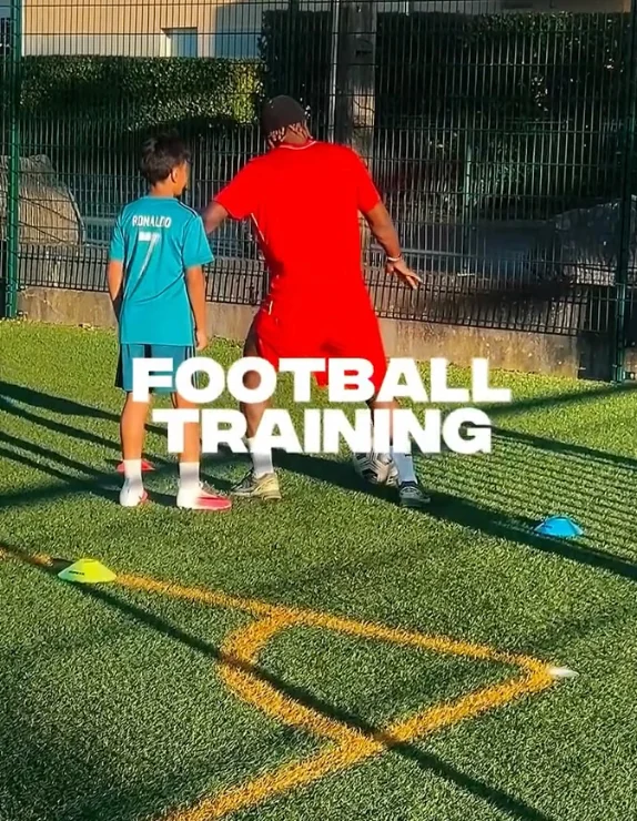 Séance individuelle de football sur le terrain